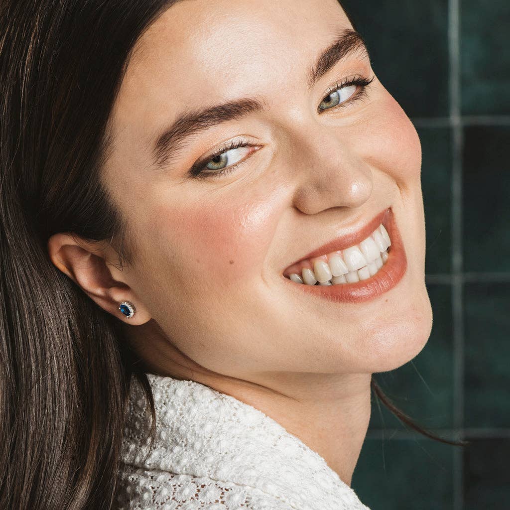 Ovale halsketting en oorbellen bezet met witte en blauwe zirkonen