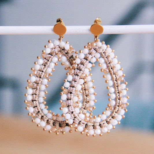 Oorbel met ingeweven druppel en facet - nude