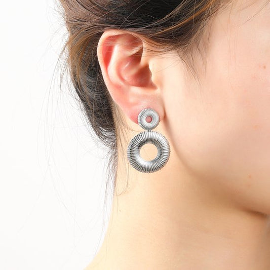 Statement oorbel met versierde brede ring — zilverkleur