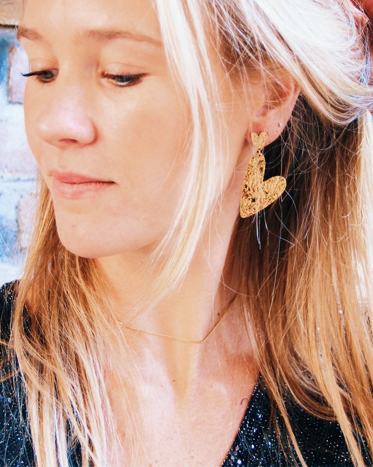 Statement oorbel dubbel hart gehamerd