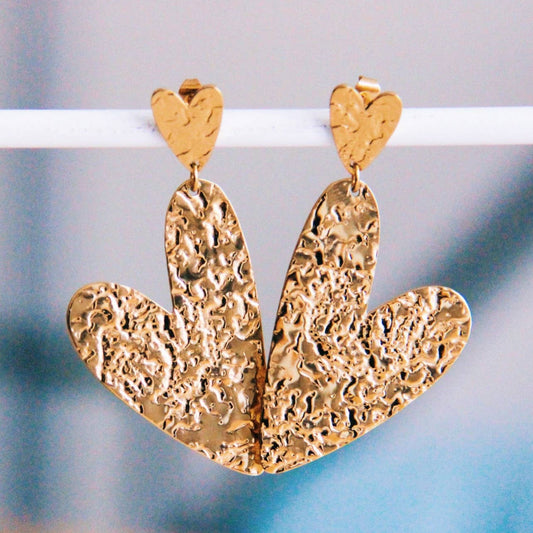 Statement oorbel dubbel hart gehamerd