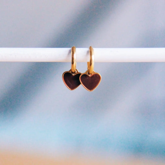 Roestvrijstalen hoepeloorbellen met minihart — aubergine