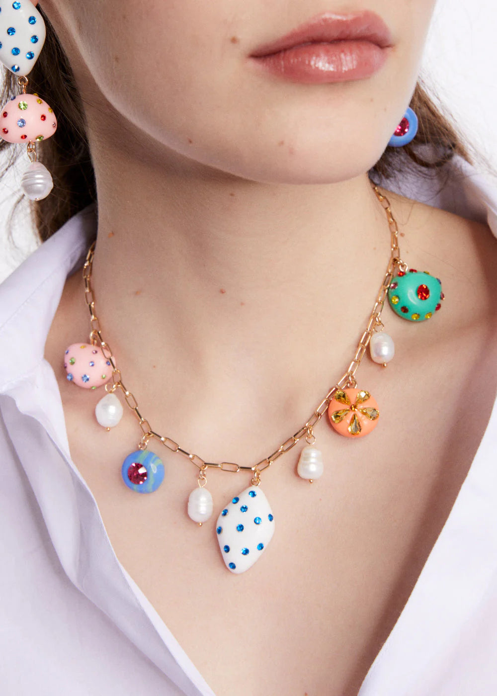 Halsketting met harselementen kleurijk