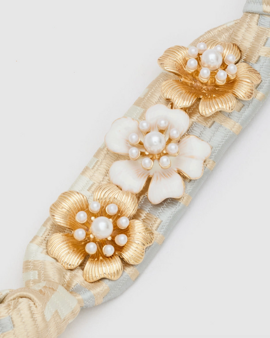Stoffen armband met witte en gouden bloemen