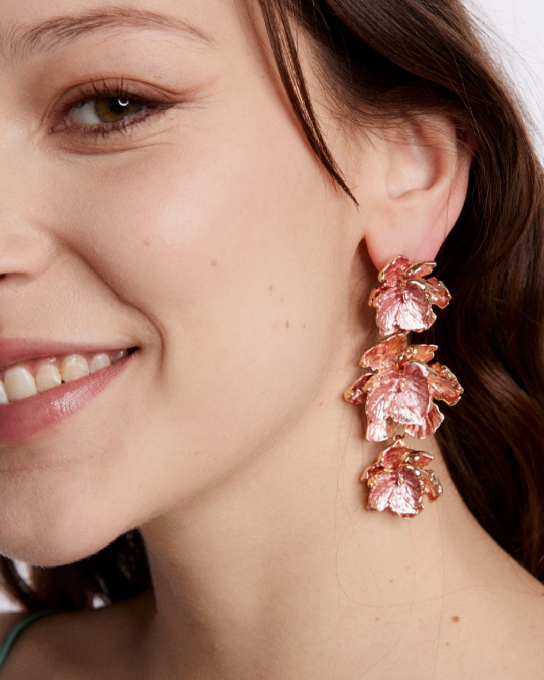 Gouden oorbellen met zalmbloemen