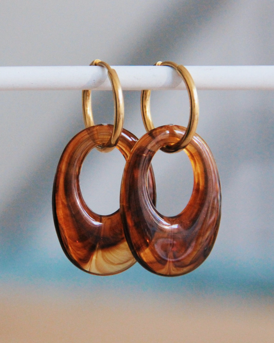 Oorbel van roestvrij staal met harsdruppel — bruin/goud