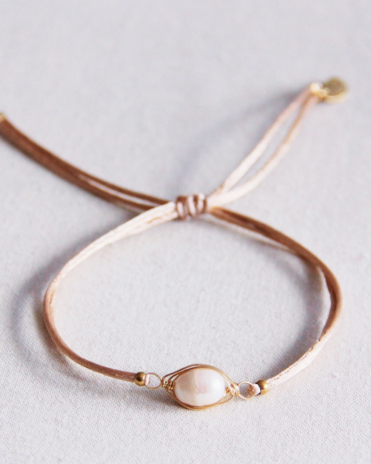 Satijnen armband met zoetwaterparel - champagne