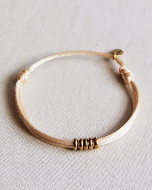 Satijnen armband met ringen — zandkleur/goud