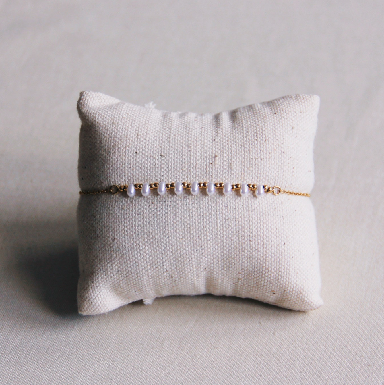 Fijne roestvrijstalen armband met miniparels en kraaltjes