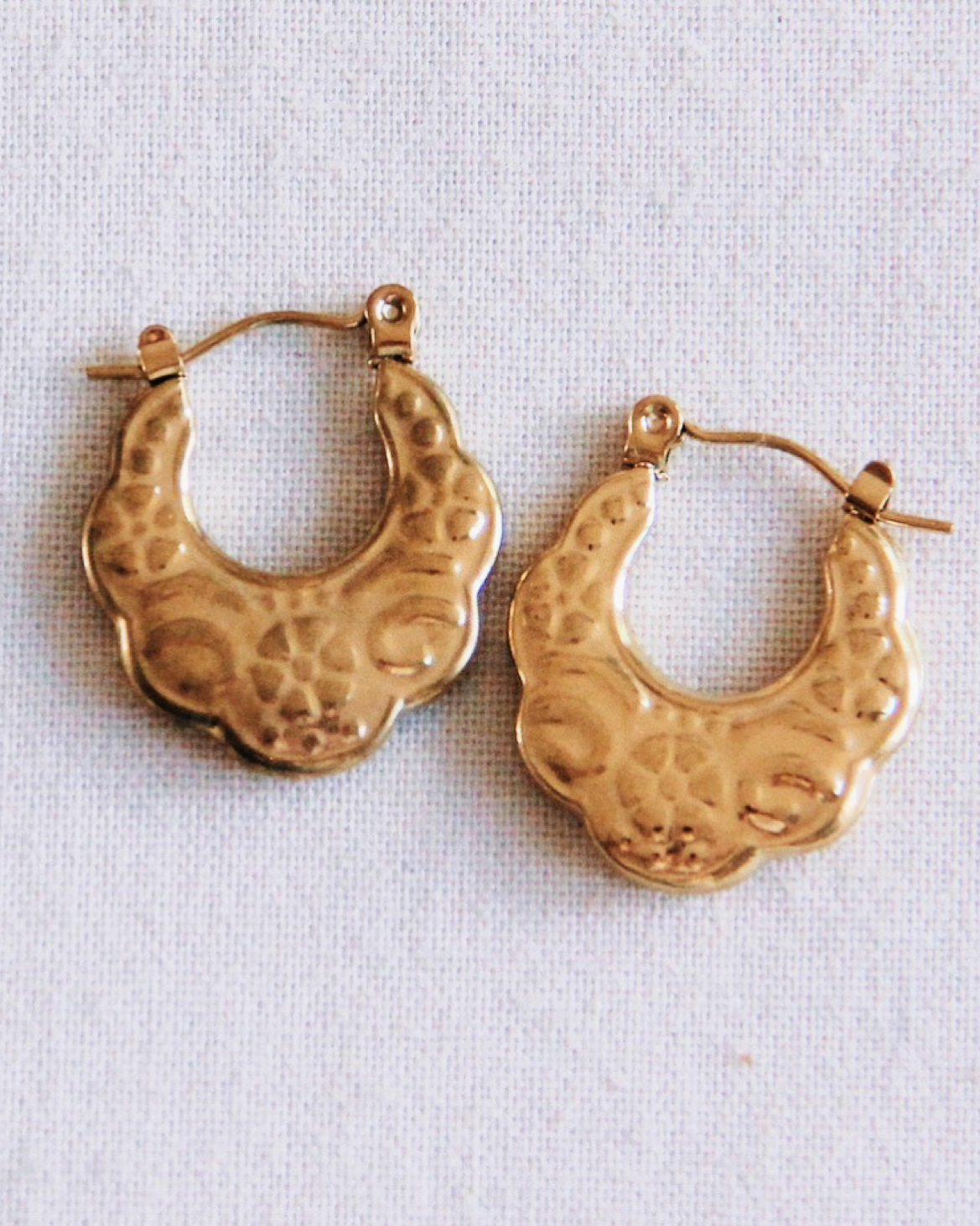 Ovale oorbel van roestvrij staal met bloemendecoratie - goud