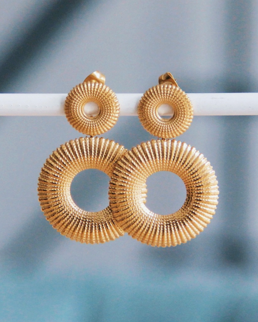 Statement oorbel met versierde brede ring — goudkleur