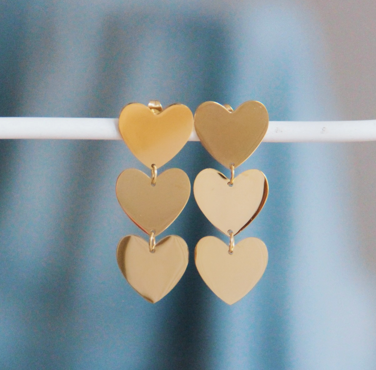 Statement oorbel met 3 hartjes