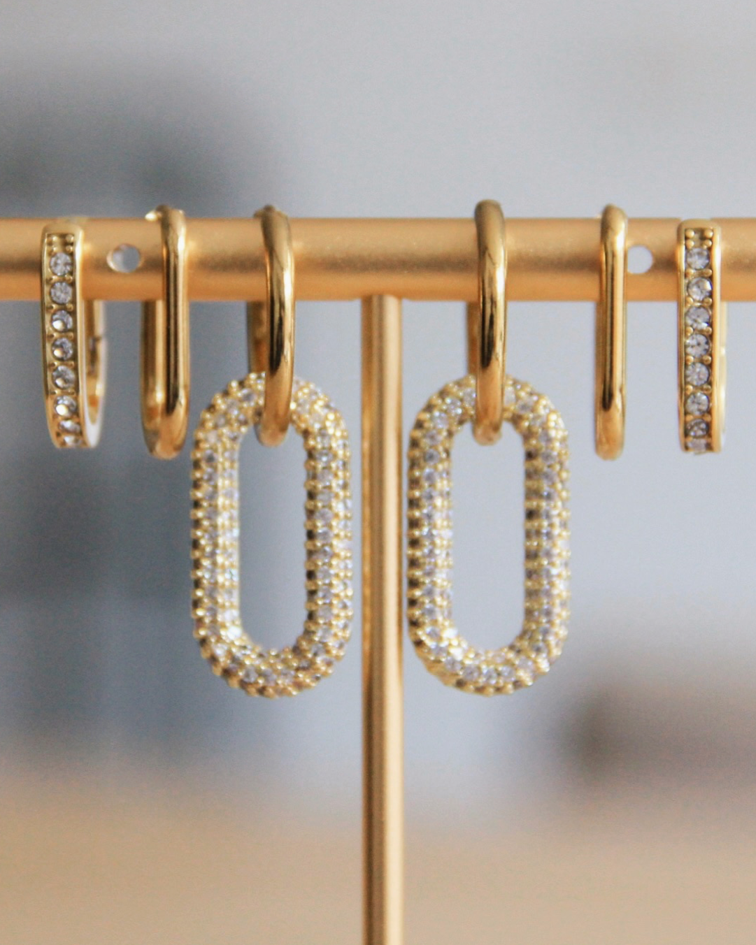 Oorbel in edelstaal met ovale kristallen hanger