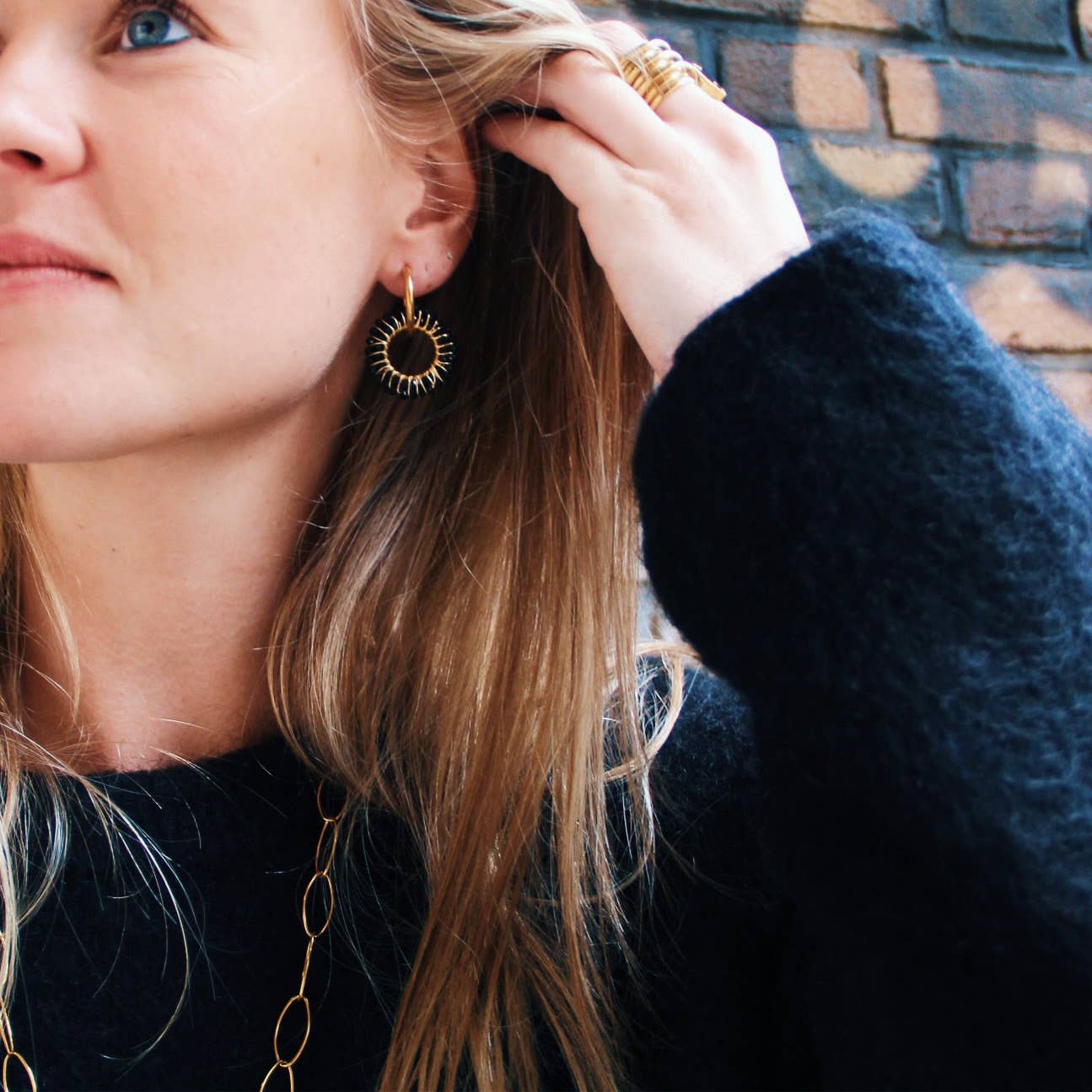 Oorbel met ronde facethanger — zwart/goud