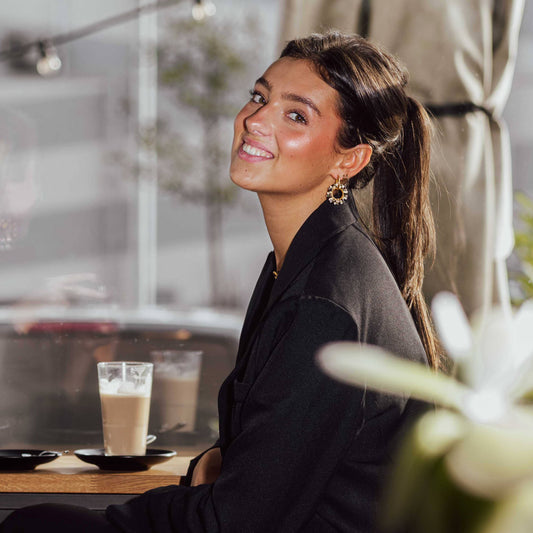 Oorbel met ronde facethanger — zwart/grijs mix