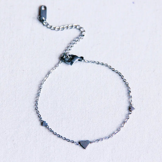 Fijn armbandje van roestvrij staal met 3 minihartjes — zilver