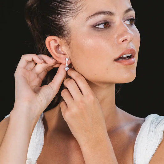 Oorbellen in zilver met asymmetrische witte zirkonen