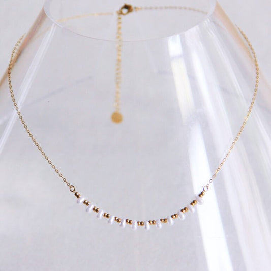 Halsketting in edelstaal met miniparels en kraaltjes - goud