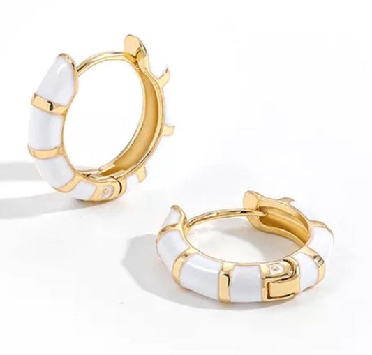 Witte hoepel geometrische emaille oorbellen