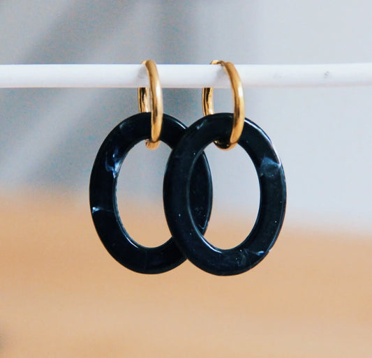 Oorbellen met ovalen harsdruppels zwart