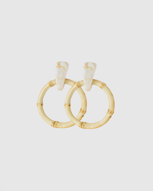 Lichtbruine statement-oorbellen van bamboe