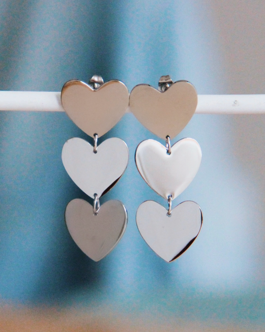 Statement oorbel met 3 hartjes