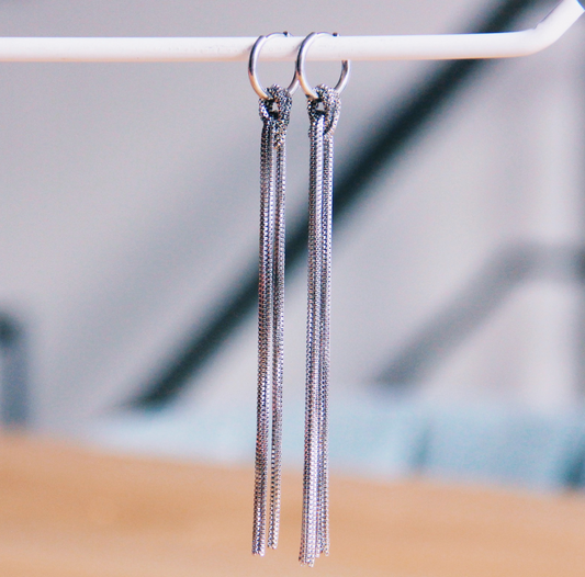 Oorbel in edelstaal met lange kwast