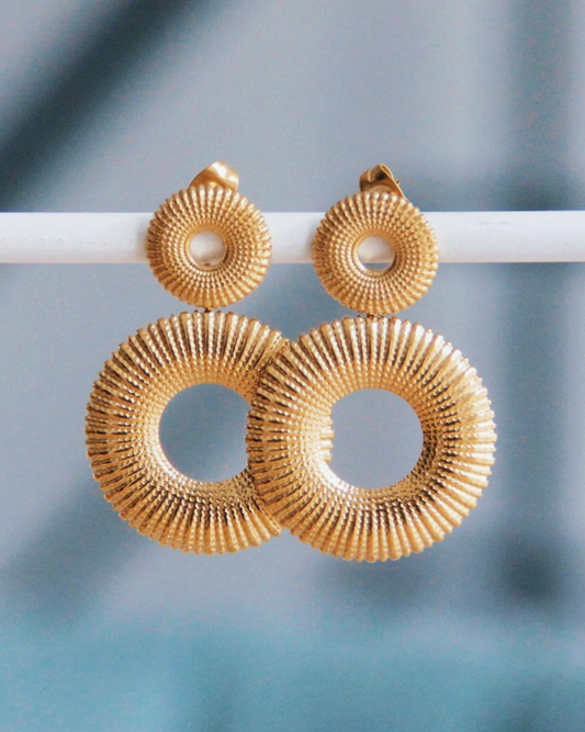 Statement oorbel met versierde brede ring — goudkleur