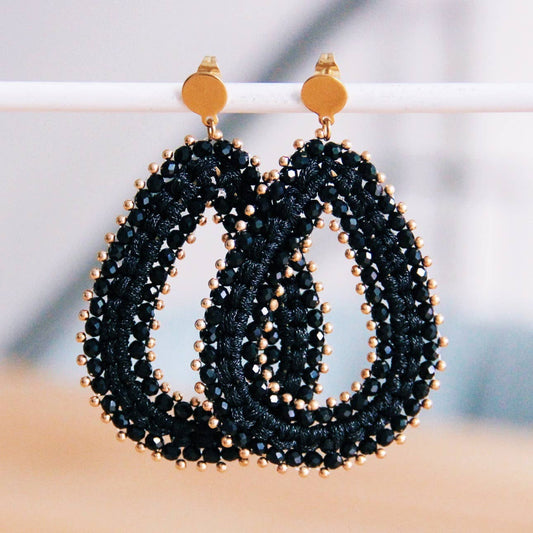 Oorbel met ingeweven druppel en facet - zwart