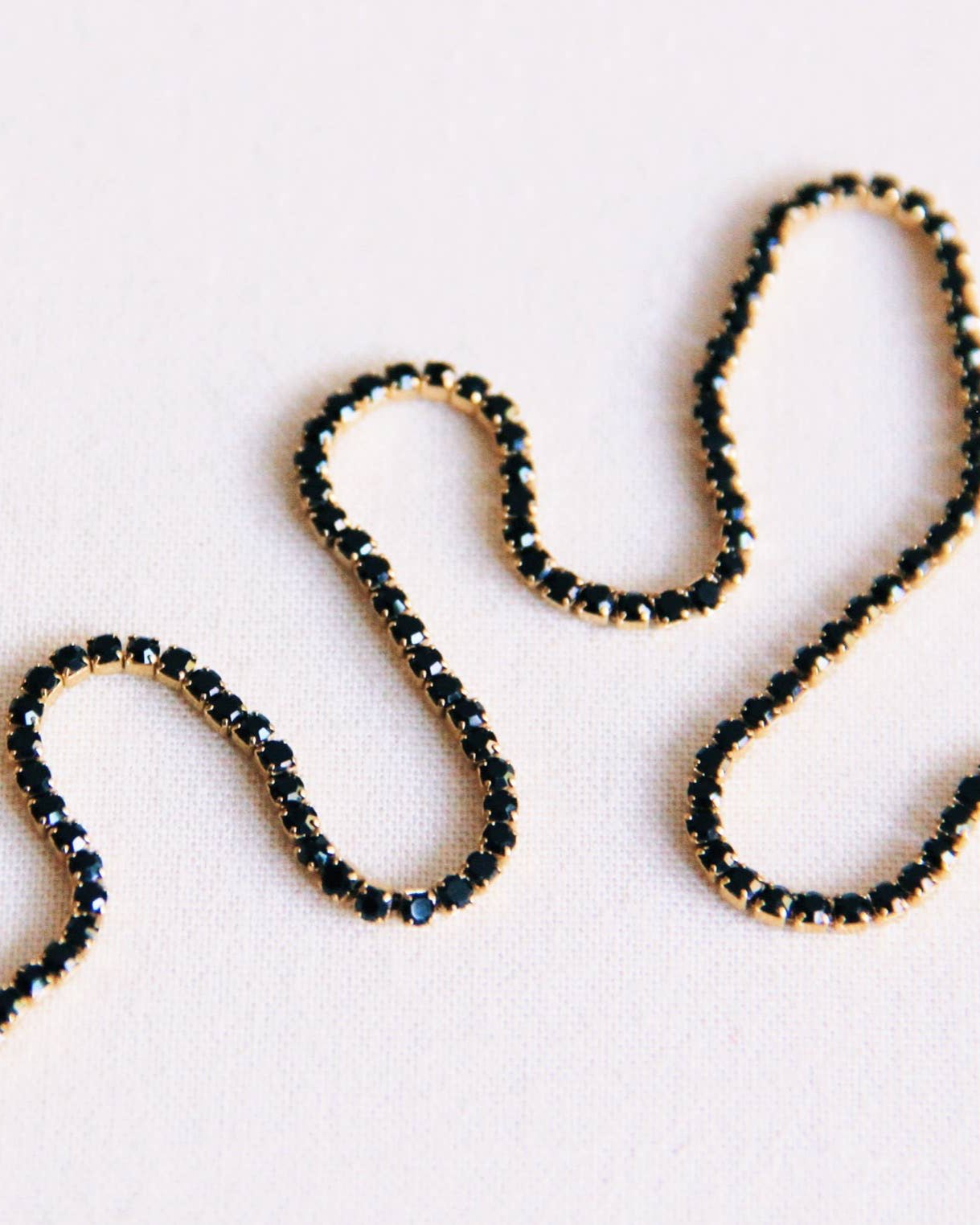 Halsketting met fijne strass in edelstaal - zwart/goud